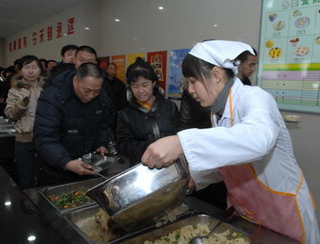 大慶油田采油三廠生產準備大隊 以優質餐飲服務守護一線“食事”暖心工程